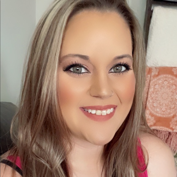 Meet your Posher, Lauren - Picture 3 of 4